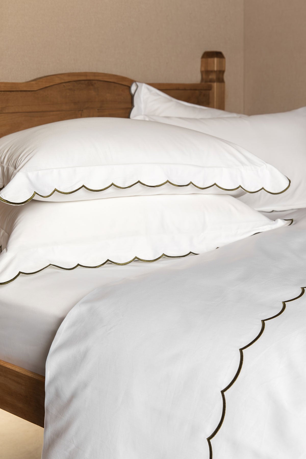 Woodland Green Scallop Edged 400TC Bedding Set by Beaumont & Brown