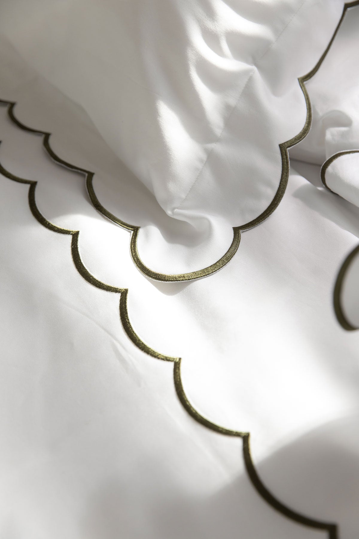 Woodland Green Scallop Edged 400TC Bedding Set by Beaumont & Brown