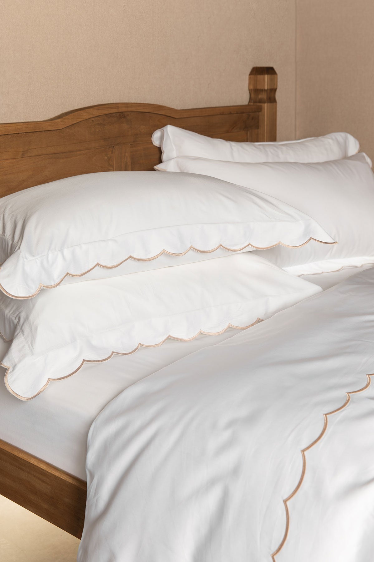 Vintage Pink Scallop Edged 400TC Bedding Set by Beaumont & Brown