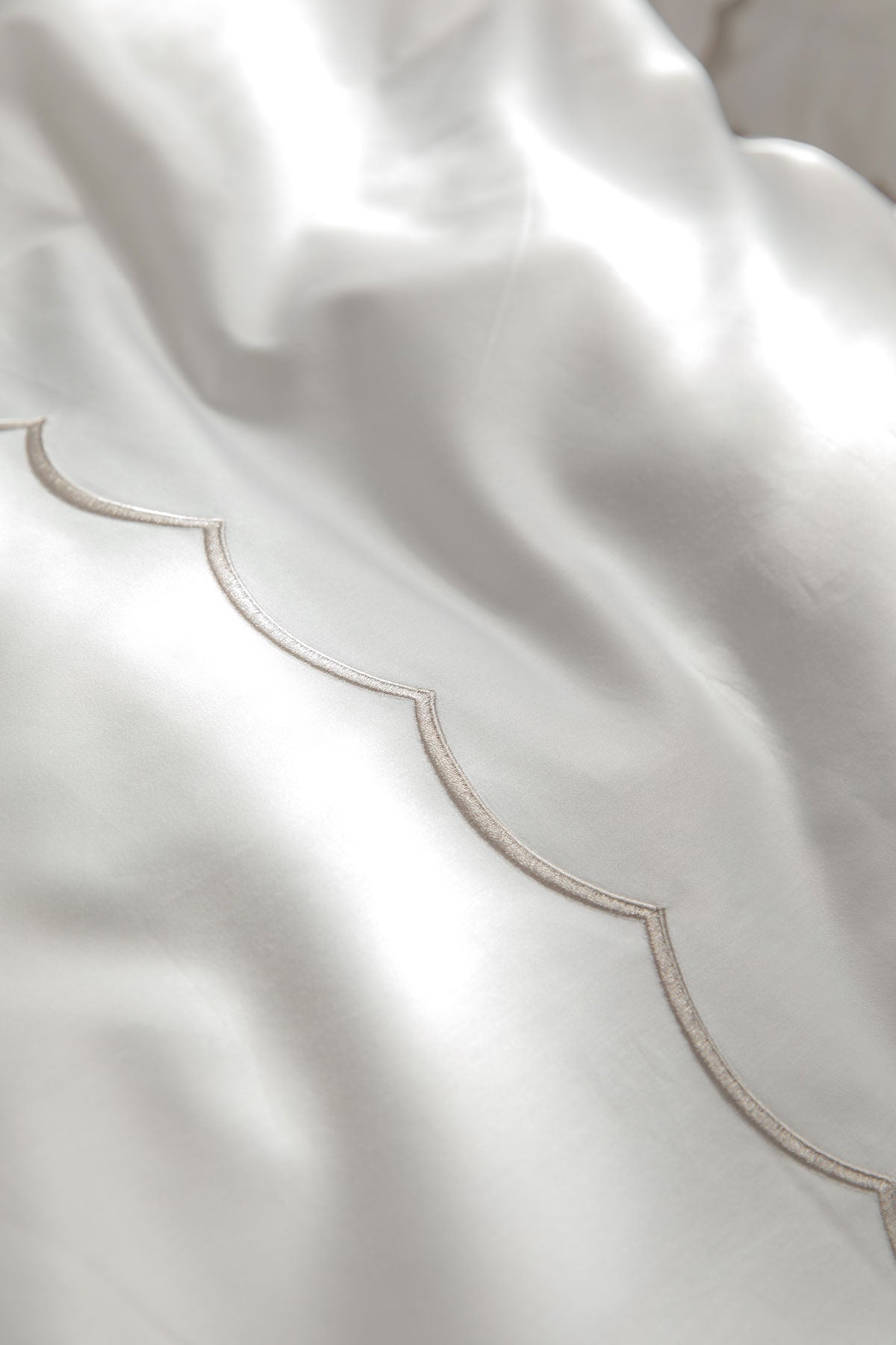 Cashmere Stone Scallop Edged 400TC Bedding Set by Beaumont & Brown