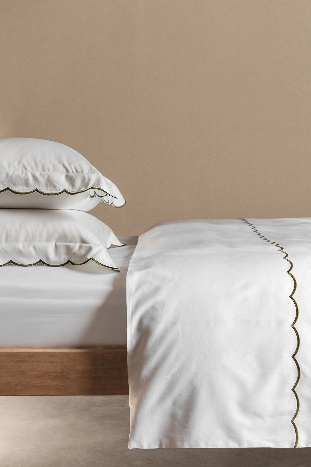 Woodland Green Scallop Edged 400TC Bedding Set by Beaumont & Brown