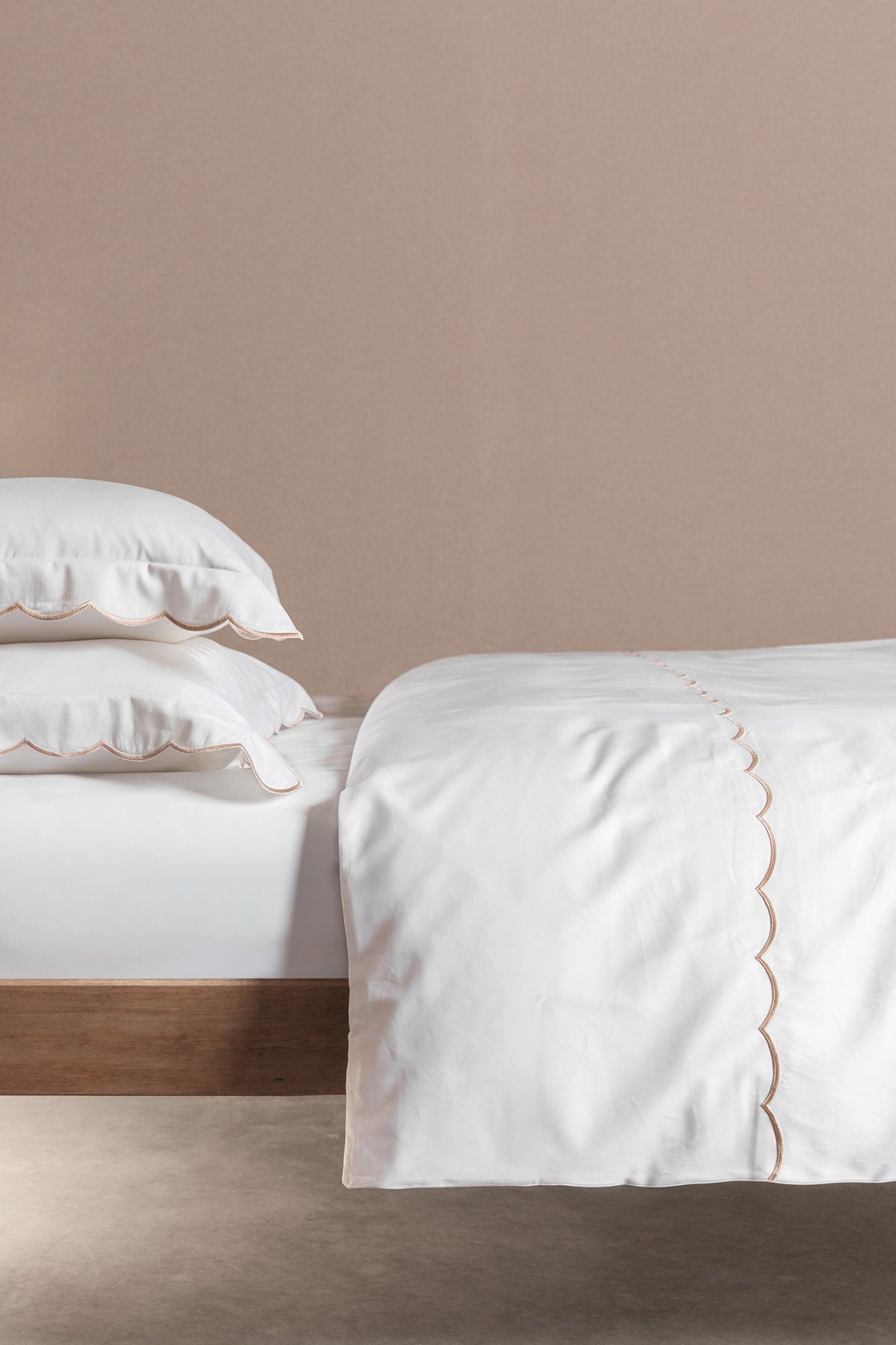 Vintage Pink Scallop Edged 400TC Bedding Set by Beaumont & Brown